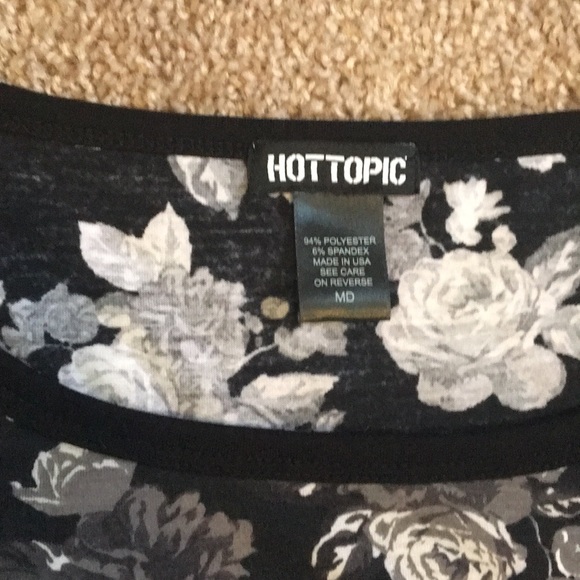NWOT Black and White Floral Crop Top - Picture 7 of 7
